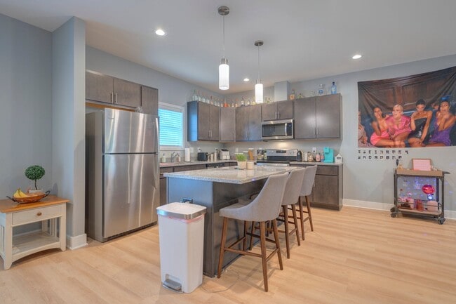 Building Photo - Spacious 4-Bedroom, 3-Story Townhome for Students - FURNISHED