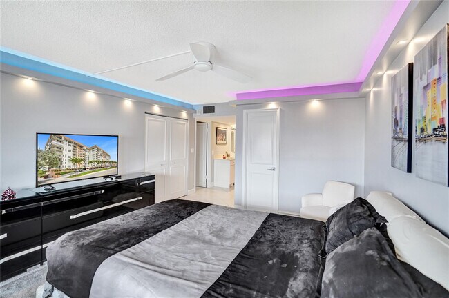 Building Photo - 1150 Hillsboro Mile