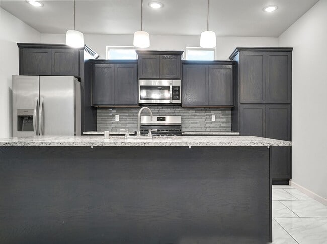 Building Photo - Upper Valley 2 Bedroom 2.5 Bath