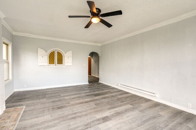 Building Photo - 2-Bedrooms