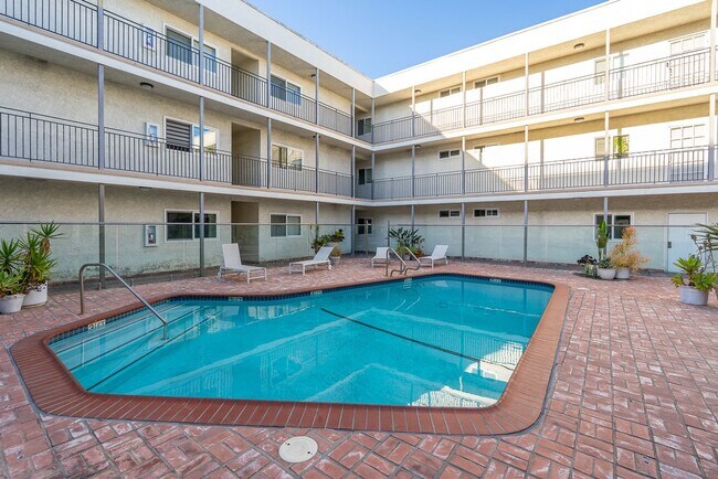 Building Photo - Fully remodeled 2BR/2BA Condo in prime West Hollywood!