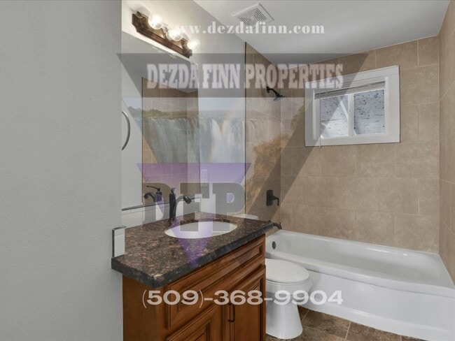 Building Photo - 5 Bed, 2 Bath Home Conveniently Located in...