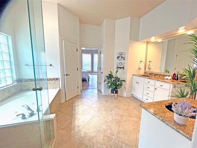 Building Photo - 9604 Big View Dr