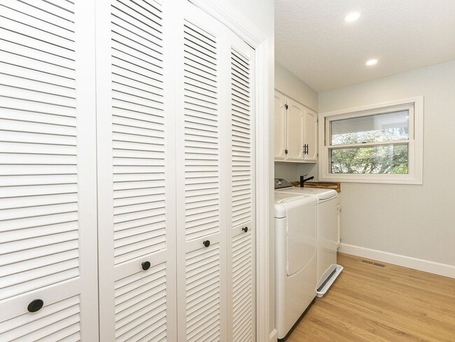 Building Photo - 4 BD remodeled Sylvan Heights home!