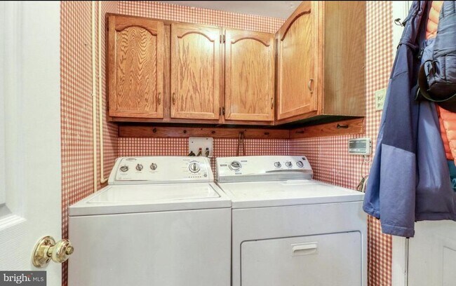 Building Photo - 5012 Gainsborough Dr