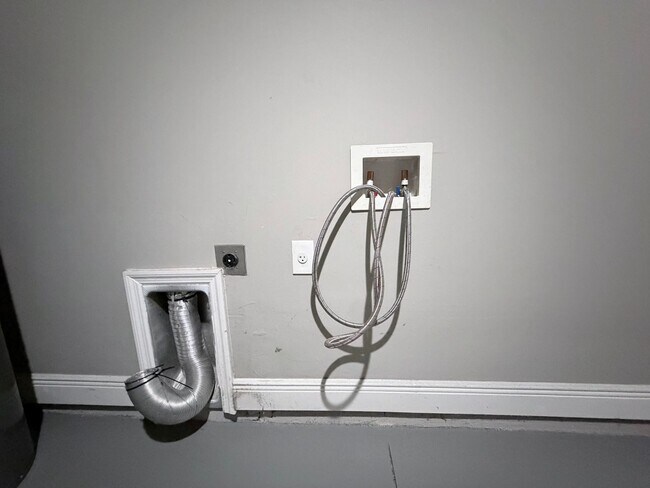 Building Photo - $200 off 2nd months rent! Like New 2 Bedroom 2 Bath w/ den and garage!