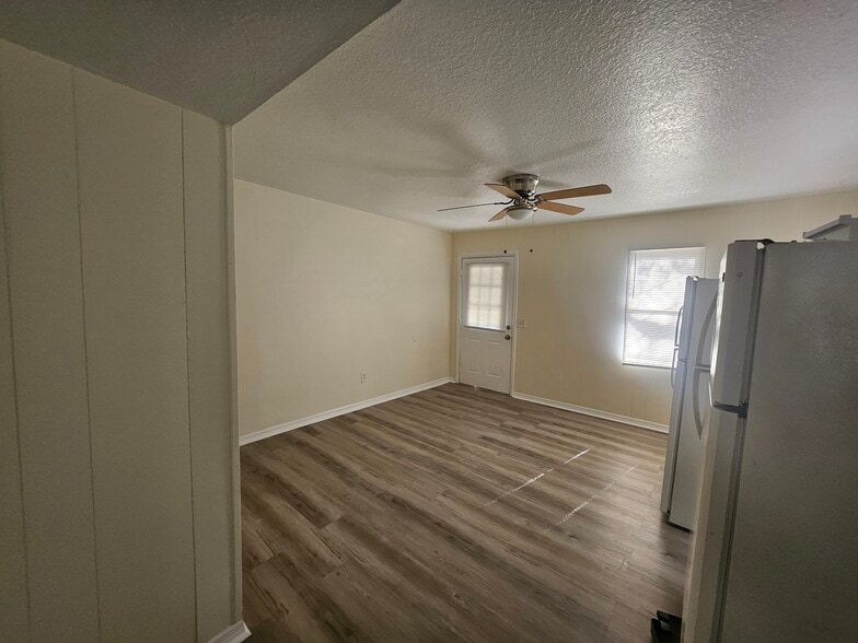 Building Photo - 7009 Old Middleburg Rd S