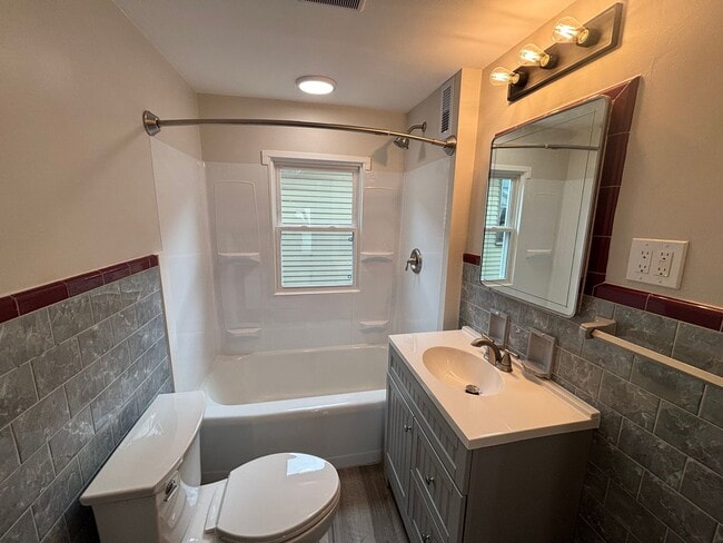 Building Photo - Beautiful 3 Bedroom 2 Bathroom Home in Bea...