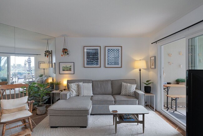Building Photo - 1 Bedroom + 1 Bathroom Condo | Channel Islands HOA | Oxnard | Monthly Furnished Rental