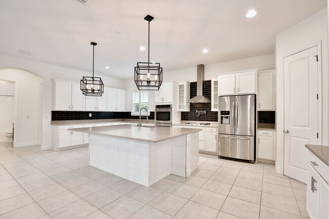 Building Photo - Elegant 5-Bedroom Pool Home for Rent in Sa...