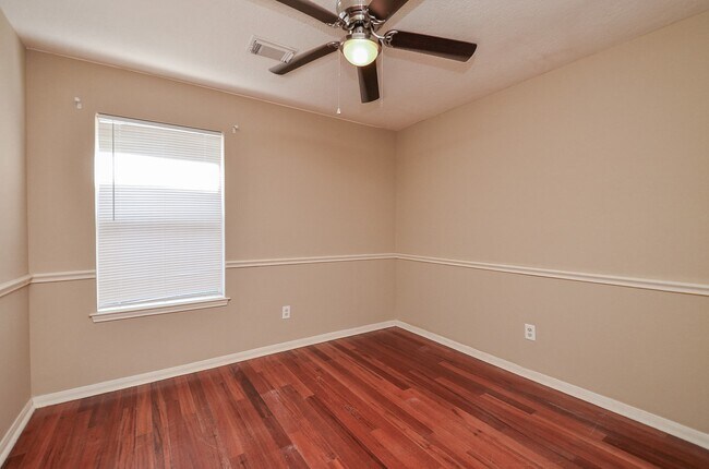Building Photo - 20430 Drakewood Dr