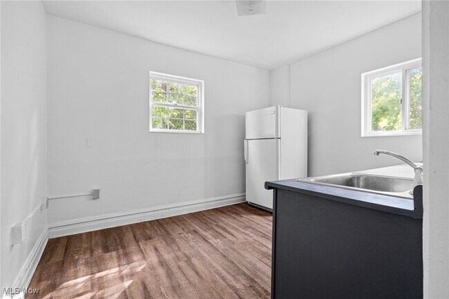 Building Photo - 740 Fern St