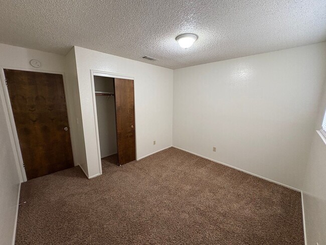 Building Photo - SW Visalia Home Available Now!