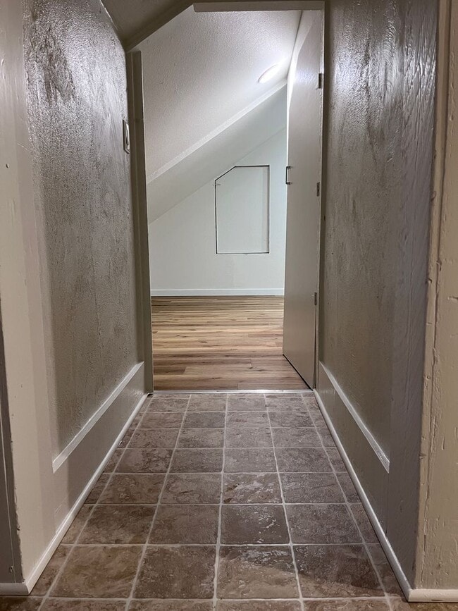Building Photo - Large renovated 2 bedroom apartment in the...