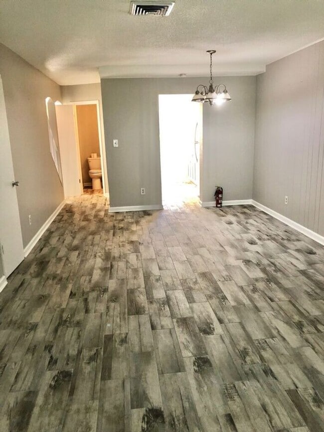 Building Photo - 2bedrooms Available June 2025 in Palms West