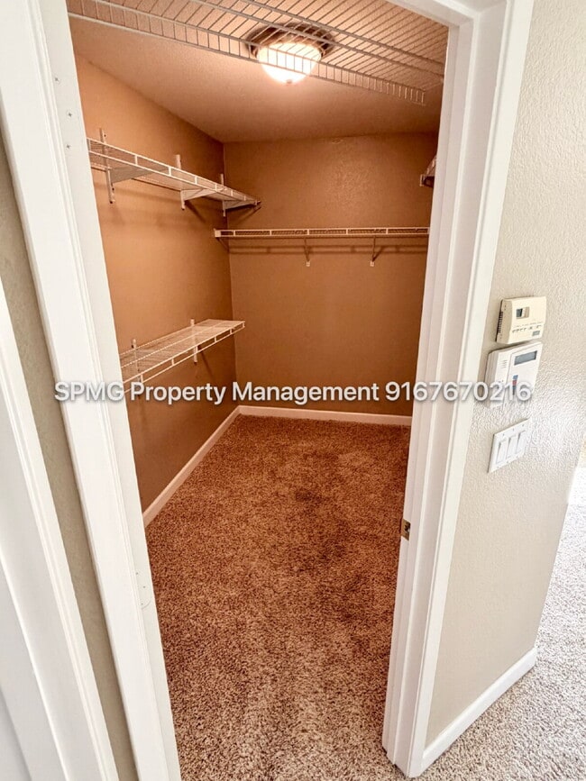 Building Photo - Beautiful 4 Bed / 3 Bath Home in Prime Roseville Location – Across from Park!