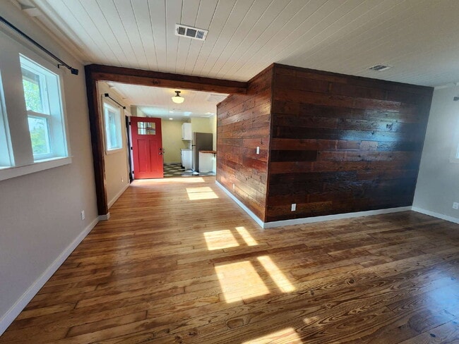 Building Photo - Cozy Craftsman style home!