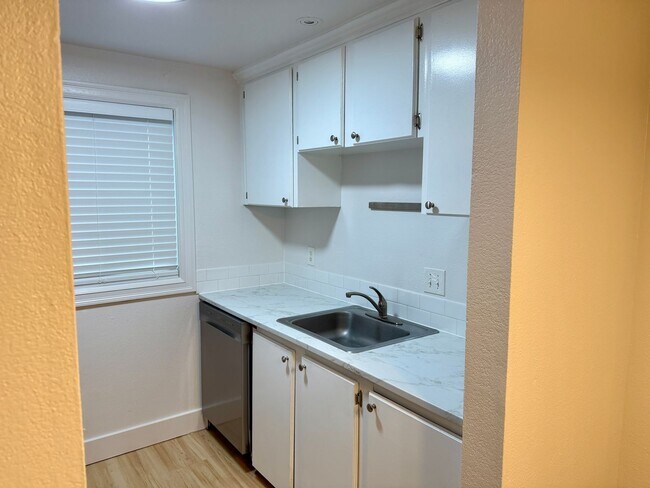 Building Photo - Cedar Mills Two Bedroom Condo-Nicely Remodeled!