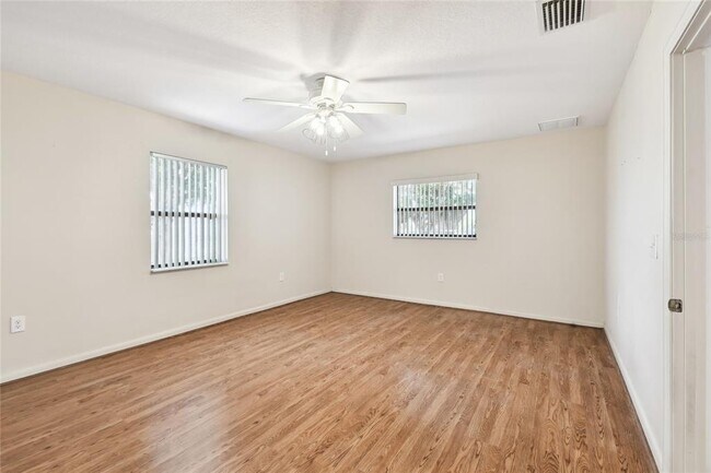 Building Photo - 1102 Shadowbrook Dr N