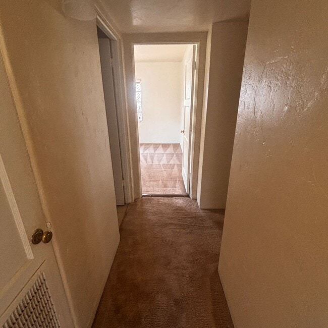 Building Photo - Cozy 2 bedroom 1 bath Tempe Home – Availab...