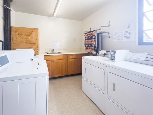 Building Photo - Fully Renovated 1 BR Unit at Kapiolani Manor