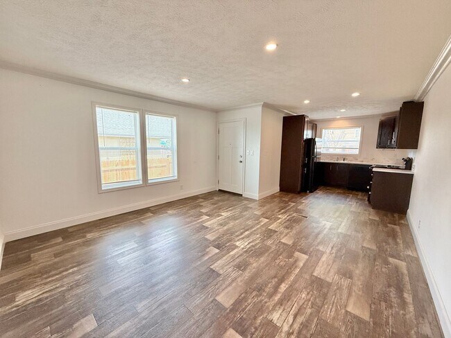 Building Photo - 1909 E Routt Ave