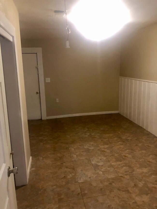 Building Photo - Two bedroom One Bathroom Single-family home