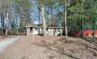 Building Photo - 4 bed and 2 bath in Decatur!
