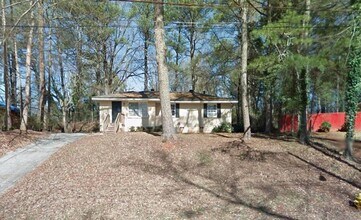 Building Photo - 4 bed and 2 bath in Decatur!
