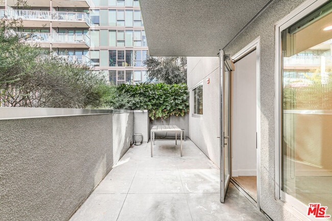 Building Photo - 901 Flower St