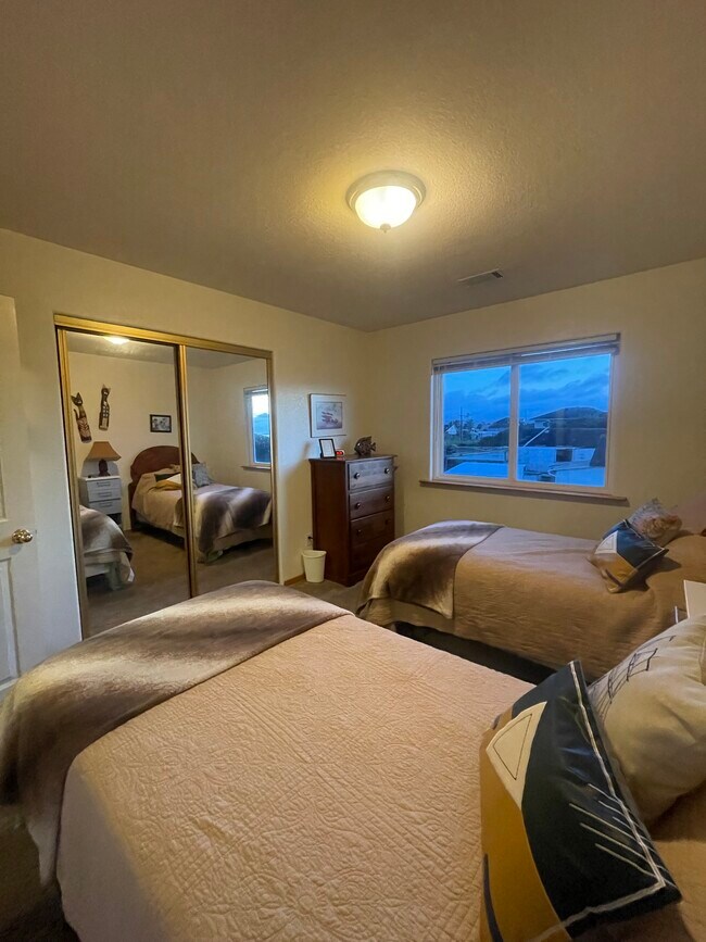 Building Photo - 1361 Buhne Dr