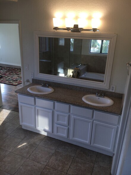 Granite countertop in master bath. - 806 E 65th St