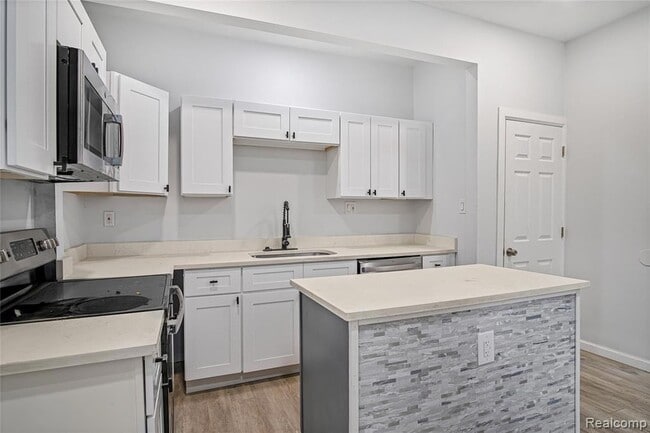 Building Photo - 671 Clairmount Ave