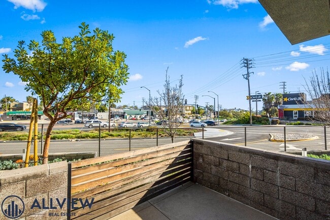 Building Photo - Beautiful three story live/work townhome i...