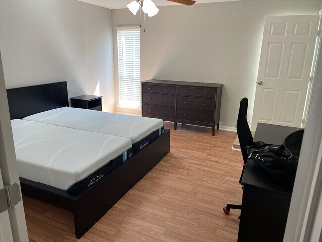 Building Photo - 16007 Mill Point Dr