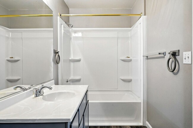 Building Photo - Immaculate Updated 2-Bedroom, 2-Bath Groun...