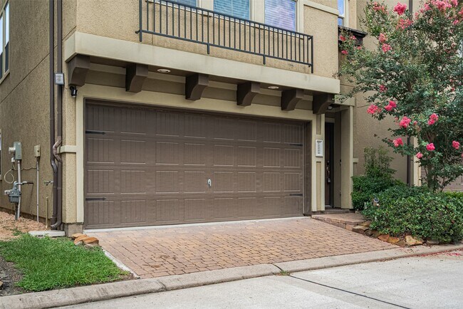 Building Photo - 10004 Spring Shadows Park Cir