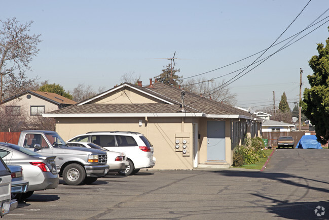 Primary Photo - Bartlett Apartments