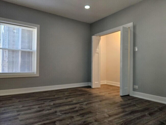 Building Photo - 3208 W Belle Plaine Ave