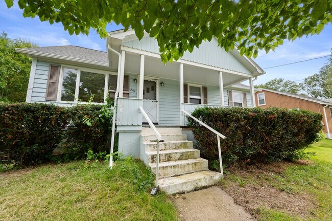 Primary Photo - 204 Dunham St