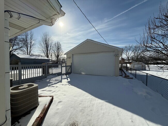 Building Photo - 719 Surrey Dr