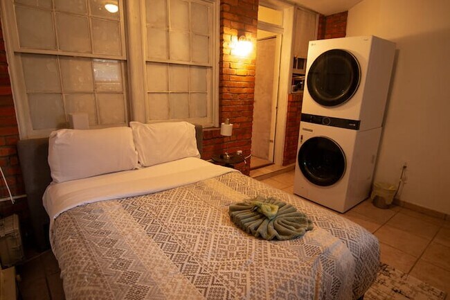 Building Photo - Office