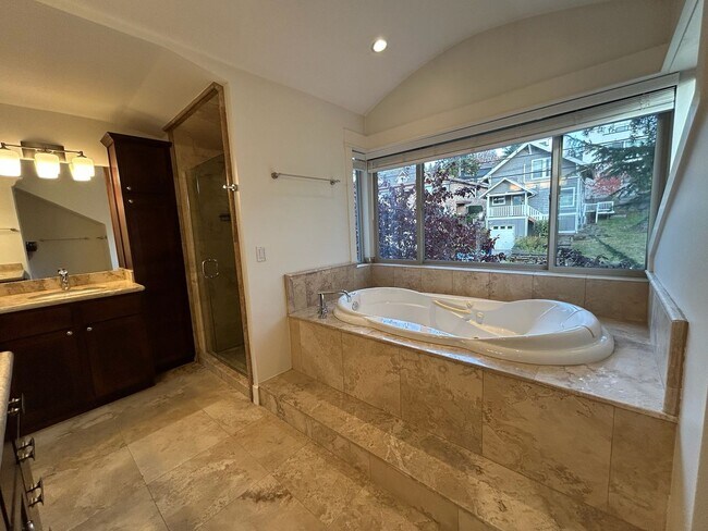 Building Photo - Queen Anne Townhouse