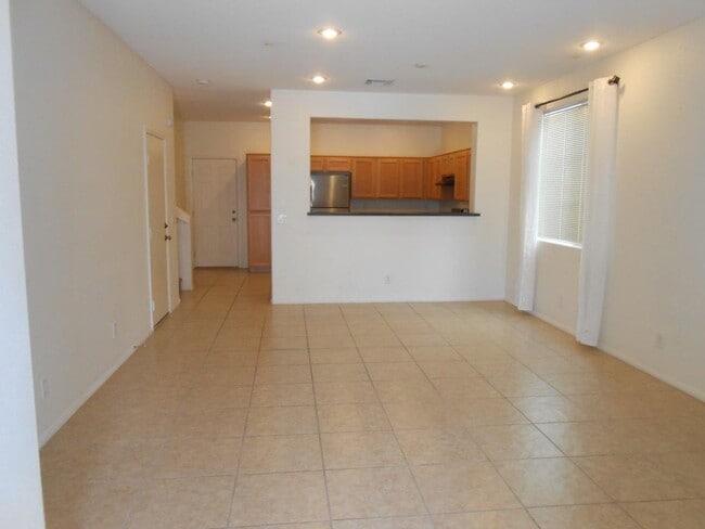 Building Photo - Spacious 2 Bedroom Home near Cactus and Ma...