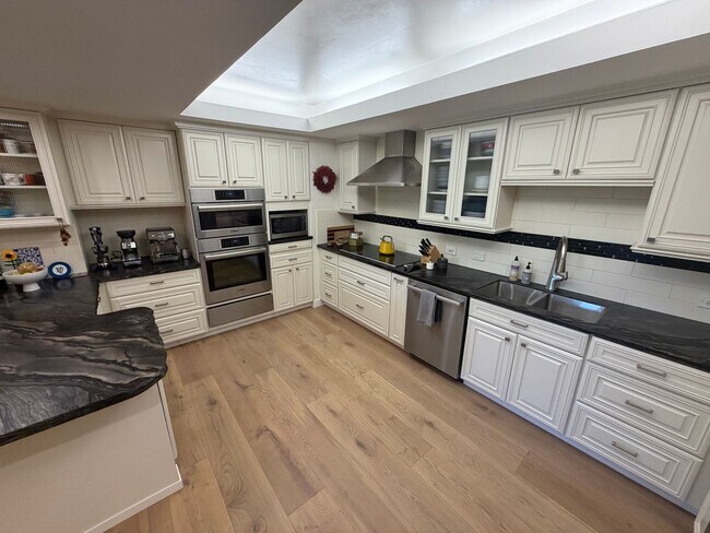 Building Photo - 3 bedroom | 2 bathroom | 4th floor condo in East Sacramento