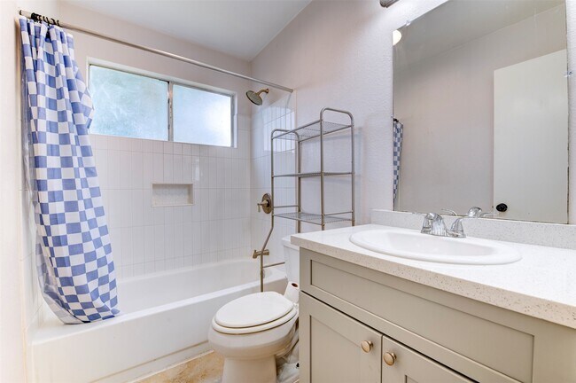 Building Photo - 10703 Highland Woods Dr