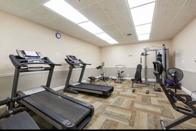 Building Photo - 450 Plum Creek Dr