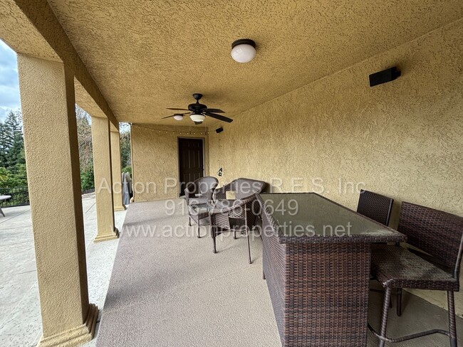 Building Photo - Gorgeous Villa - 3 Bed, 2.5 Bath - Beautiful Views - Highly Desirable Neighborhood!