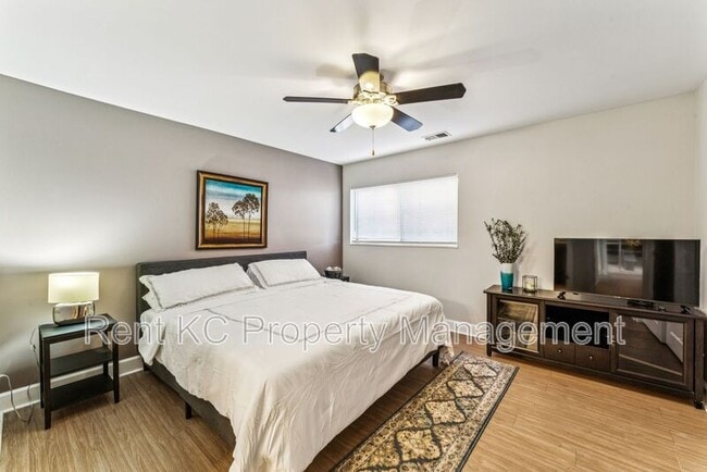 Building Photo - 530 W 10th St