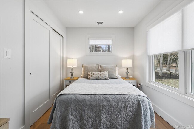 Building Photo - 6 W Landing Rd